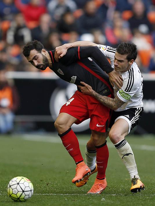 3. Gelandang Valencia, Santi Mina, berebut bola dengan bek Athletic, Mikel Balenziaga, pada laga La Liga Spanyol di Stadion Mestalla, Minggu (28/2/2016). Valencia takluk 0-3 dari Athletic. (EPA/Kai Foersterling)