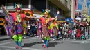 Orang-orang mengambil bagian dalam parade "Canto a la Tierra" selama Karnaval Hitam dan Putih di Pasto, Kolombia, Jumat (3/1/2020). Orang-orang turun ke jalan mengenakan kostum berwarna-warni, untuk menari dan bernyanyi. (Photo by Raul ARBOLEDA / AFP)