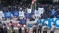 Bobotoh melakukan demo di depan&nbsp;Graha Persib, tuntut panpel bertanggung jawab atas meninggalnya dua fans di GBLA. (Bola.com/Muhammad Faqih)