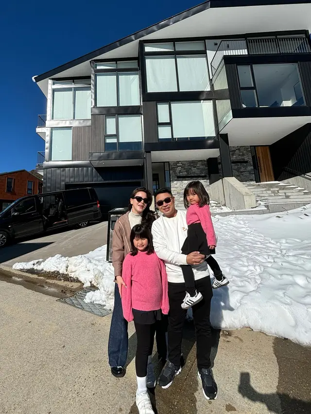 7 Potret Alice Norin Rayakan Anniversary Pernikahan, Seru Main Ski di Gunung Hotham