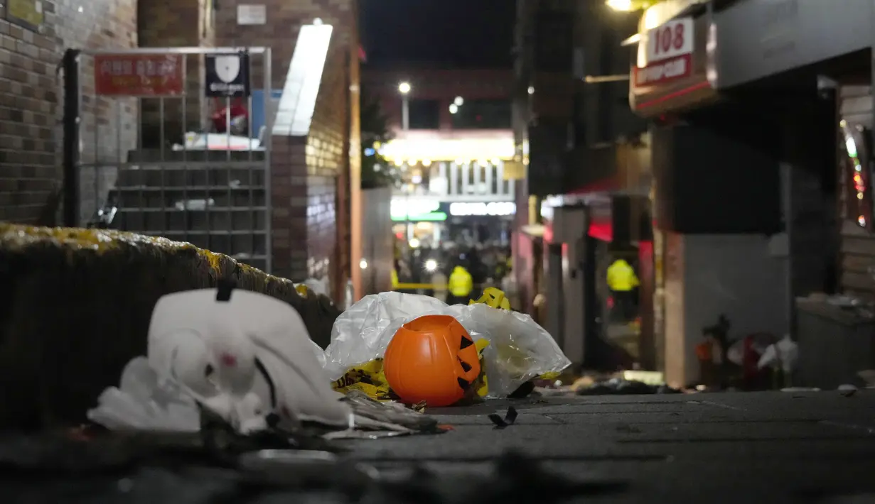 Puing-puing terlihat di lokasi korban tewas dan luka-luka dalam tragedi Halloween Itaewon di Seoul, Korea Selatan, Minggu (30/10/2022). Terkait insiden tersebut, Presiden Yoon Suk-yeol telah memerintahkan para pejabat untuk mengirim tim pertolongan pertama bagi mereka yang terkena dampak. (AP Photo/Ahn Young-joon)