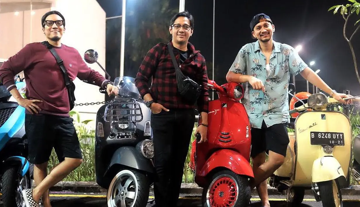 <p>Vincent dan Desta juga memiliki hobi otomotif. Keduanya, juga tergabung dalam klub motor yang diketuai oleh Andre Taulany. (FOTO: instagram.com/desta80s/)</p>