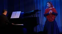 Penyanyi soprano Ati Sriati tampil dalam konser amal bertajuk "Nada-nada Nan Tak Bertepi" di Auditorium IFI Bandung, Minggu (3/11/2019). (Liputan6.com/Huyogo Simbolon)