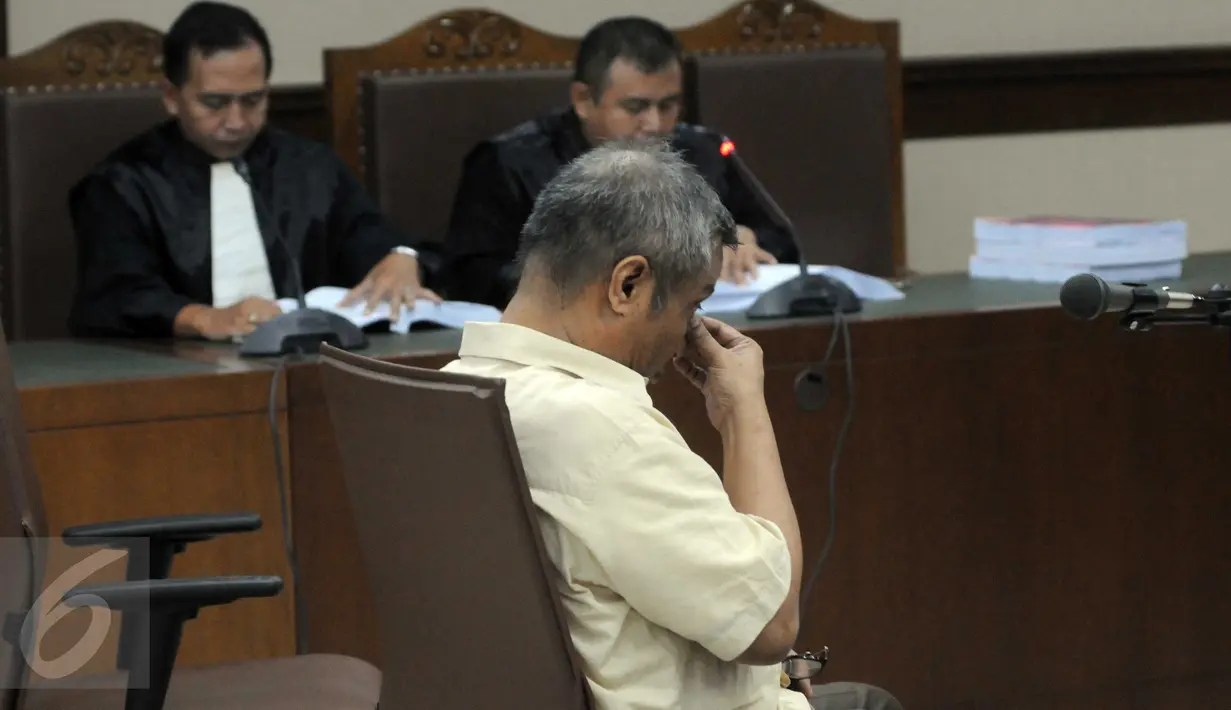 Terdakwa kasus dugaan korupsi pengadaan UPS, Alex Usman saat Sidang Tuntutan di Pengadilan Tipikor, Jakarta, Kamis (3/3/2016). JPU menuntut hukuman 7 tahun dengan denda Rp 500 juta subsider 6 bulan kurungan. (Liputan6.com/Helmi Afandi)