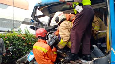 Dua armada bus Transjakarta (TJ) bertabrakan di Jalur Transjakarta, Cawang, Jakarta Timur. 37 orang alami luka-luka dan 2 meninggal akibat kecelakanan tersebut.