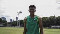 Bek Timnas Indonesia, Rachmat Irianto, usai mengikuti latihan di Lapangan ABC Senayan, Jakarta, Selasa (16/1/2018). Pemusatan latihan ini dilakukan jelang Asian Games 2018. (Bola.com/Vitalis Yogi Trisna)