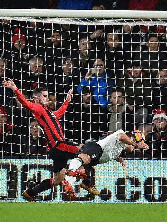 Bek Liverpool, Dejan Lovren mencetak gol dengan sundulan ke gawang AFC Bournemouth pada pekan 18 Premier League di Vitality Stadium, Minggu (17/12). Liverpool mencukur tuan rumah AFC Bournemouth empat gol tanpa balas. (GLYN KIRK / AFP)