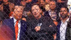 Presiden terpilih Amerika Serikat (AS), Donald Trump (kiri) bersama CEO Tesla dan SpaceX Elon Musk, dan Donald Trump Jr menyaksikan pertarungan dalam UFC 309 di Madison Square Garden, New York, pada 16 November 2024. (Kena Betancur/AFP)