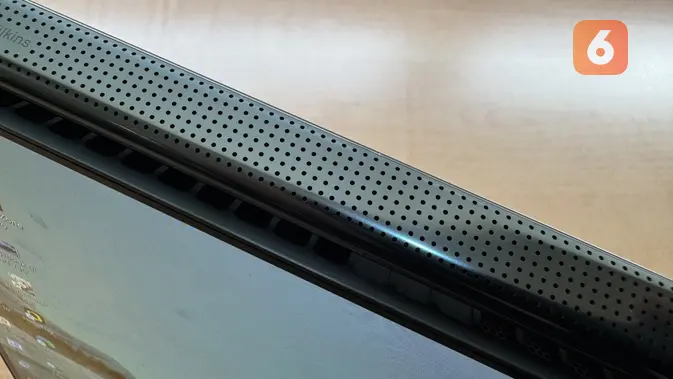 <p>Dentuman suara speaker Bowers & Wilkins di bagian engsel Lenovo Yoga Book 9i terasa nikmati ditelinga.  (Liputan6.com/ Agustinus Mario Damar)</p>