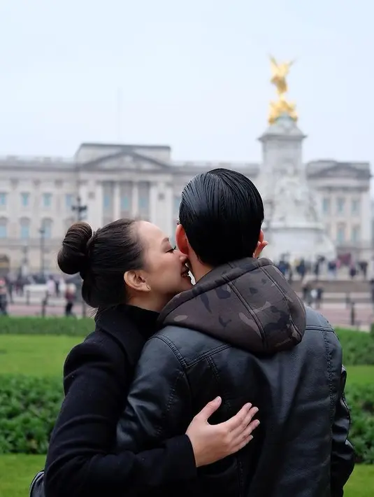 Unggahan tersebut mencuri perhatian warganet. Potret rumah tangga Yuanita dan Indra yang adem ayem pun banyak mendapatkan pujian. [Instagram/yuanitachrist]