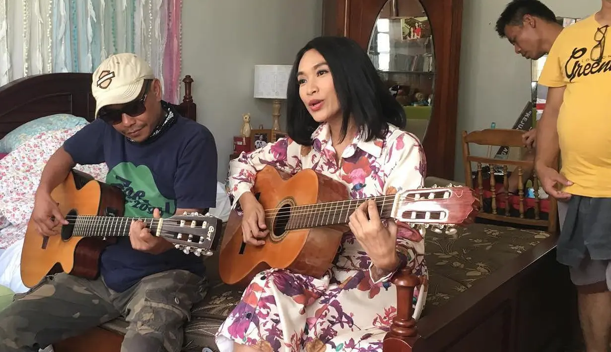 Happy Salma, selalu menyalurkan bakat aktingnya dalam film dan berbagai pertunjukan teater. Namun siapa sangka kalau si cantik yang satu ini juga piawai memainkan alat musik seperti gitar, bahkan gamelan. (Instagram/happysalma)