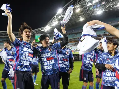 Pemain Jepang melakukan selebrasi usai pertandingan play-off Piala Dunia 2022 melawan Australia di Stadium Australia di Sydney, Kamis (24/3/2022). Jepang menang atas Australia dengan skor 2-0. (AP Photo/Mark Baker)