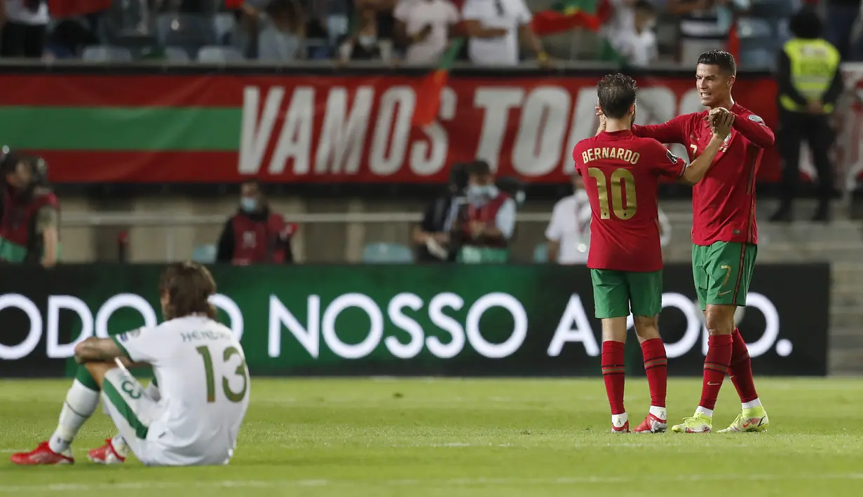 Pemain Portugal Cristiano Ronaldo (kanan) merayakan kemenangan atas Irlandia pada akhir pertandingan kualifikasi grup A Piala Dunia 2022 di Stadion Algarve, luar Faro, Portugal, Rabu (1/9/2021). Ronaldo mencetak dua gol saat Portugal menang 2-1. (AP Photo/Armando Franca)