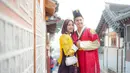 Chelsea Olivia dan Glenn Alinskie tampak serasi memakai pakaian tradisional Korea bernama Hanbok. Hanbok biasanya dipakai secara formal atau semi formal dalam suatu perayaan atau festival tradisional di Korea. (via instagram/@chelseaoliviaa)