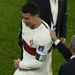 Pemain Timnas Portugal, Cristiano Ronaldo meninggalkan lapangan sambil dihibur pelatih Fernando Santos usai laga babak perempatfinal Piala Dunia 2022 di Al Thumama Stadium, Doha, Qatar, Sabtu (10/12/2022) malam WIB. (AP/Alessandra Tarantino)