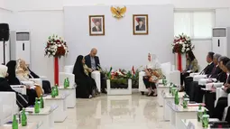 Menko PMK, Puan Maharani menggelar pertemuan dengan Wakil Presiden Iran, Masuomeh Ebtekar di Jakarta, Rabu (2/5). Pertemuan membahas kerjasama Indonesia dan Iran dalam berbagai hal, salah satunya pemberdayaan perempuan. (Liputan6.com/HO/Humas Kemenko PMK)