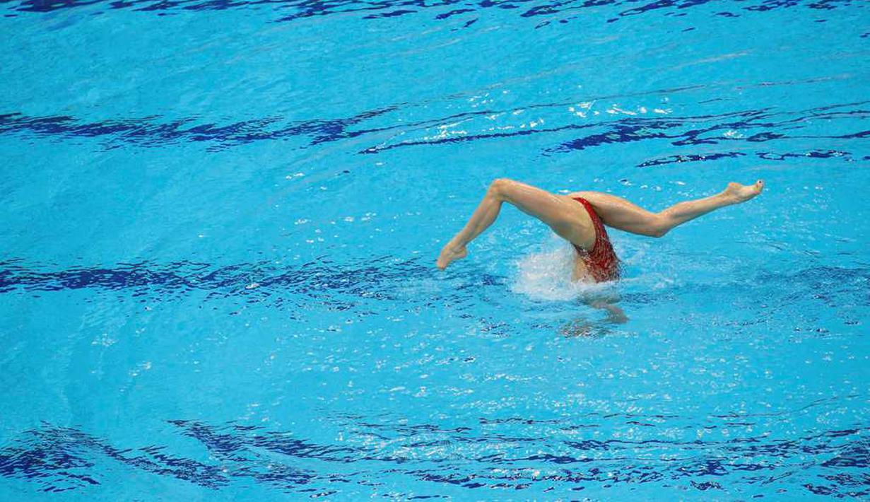 Atlet Rusia, Natalia Ishchenko, saat beraksi di nomor final solo free renang indah Kejuaraan Eropa Akuatik 2016 di London, Inggris, (10/5/2016). (Reuters/Andrew Boyers).