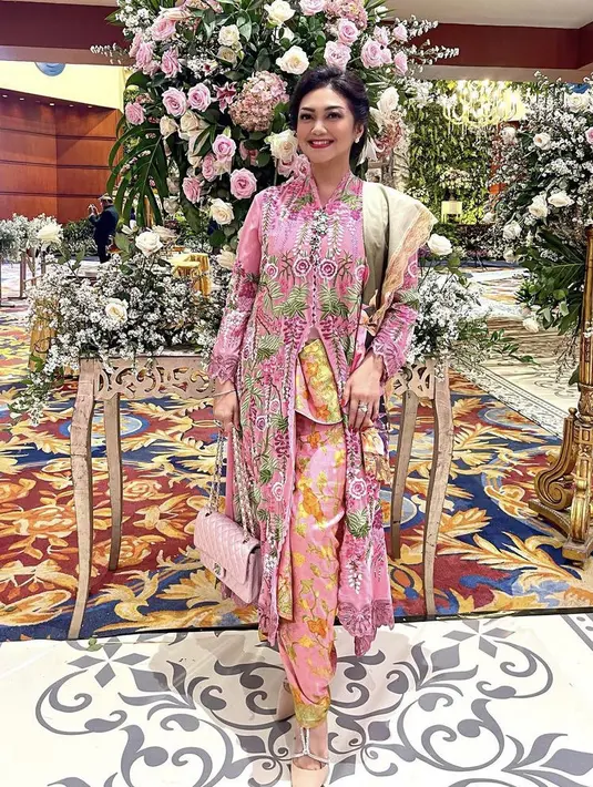 Kebaya tersebut dipadukan kain batik pink corak batik, serasi dengan tas pink dan heels warna nudenya. [Instagram/@bellasaphiraofficial]
