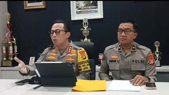 Kabid Humas Polda Metro Jaya, Kombes Ade Ary Syam Indardi, saat memberikan keterangan pers terkait kasus judi online di Mapolda Metro Jaya, Sabtu (23/11/2024). (Merdeka.com/Nur Habibie)