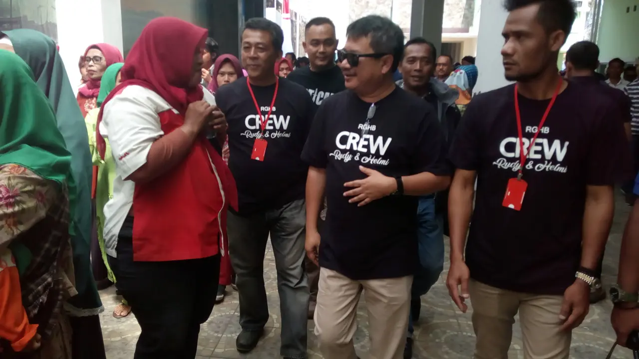 Bupati Garut Rudy Gunawan bersama pendukungnya