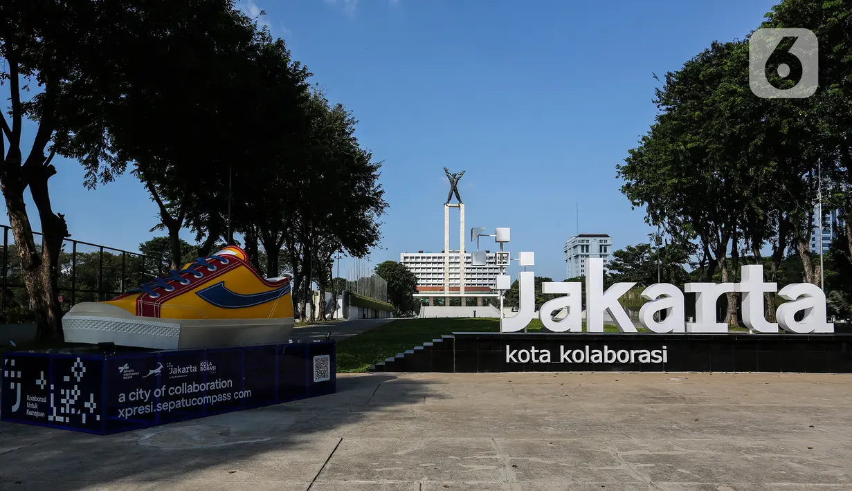 Instalasi karya seni kreasi pelaku ekonomi kreatif di Lapangan Banteng, Jakarta, Jumat (17/9/2021). Pemasangan instalasi karya seni kreasi pelaku ekonomi kreatif tersebut sebagai bentuk dukungan dan motivasi agar ekonomi kembali bangkit setelah terdampak pandemi COVID-19. (Liputan6.com/Johan Tallo)