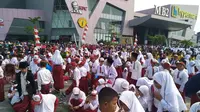 Memperingati Hari Kesehatan Nasional, ribuan pelajar Kota Batam memecahkan rekor MURI sikat gigi terbanyak di Indonesia. (Liputan6.com/ Ajang Nurdin)