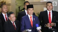 Presiden Joko Widodo atau Jokowi memberi keterangan saat tiba di Istana Merdeka, Jakarta, Minggu (20/10/2019). Usai dilantik menjadi Presiden RI untuk kedua kalinya, Jokowi  langsung kembali ke Istana Merdeka. (Liputan6.com/Angga Yuniar)