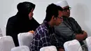 Walikota Surabaya Tri Rismaharini saat berbincang dengan pihak keluarga penumpang AirAsia QZ8501 yang hilang di posko Crisis Center di Terminal II Bandara Juanda, Surabaya, Jawa Timur, Senin (29/12). (Liputan6.com/Johan Tallo)