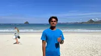 Muhammad Zahran, pelatih selancar di Pantai Selong Belanak, Kuta, Lombok. (Bola.com/Iqri Widya Mewangi)