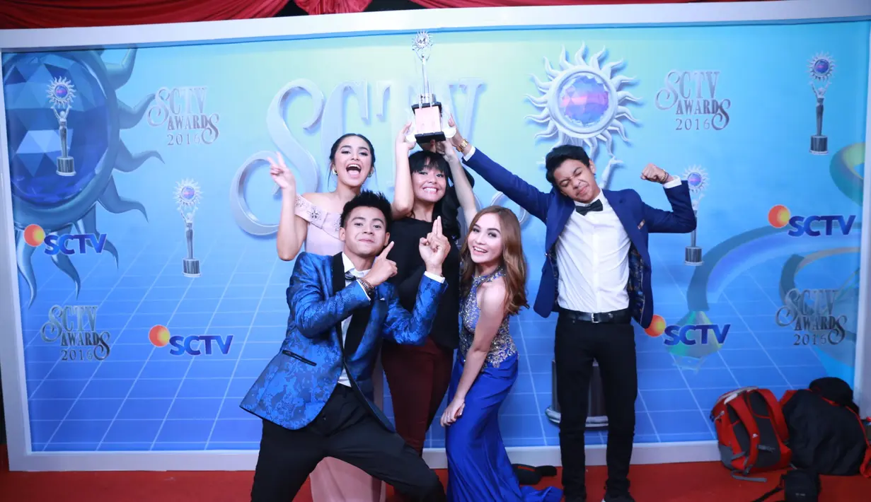 Sinetron Paling Ngetop di SCTV Awards 2016 ini juga berhasil membawa dua pemerannya menjadi pemenang. Angga Aldi menang sebagai Pendatang Baru Paling Ngetop dan Arnold Leonard, Aktor Pendamping Paling Ngetop SCTV Awards 2016. (Adrian Putra/Bintang.com)