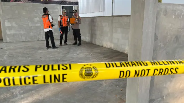 Polisi memasang garis polisi di KDMP Desa Loram Wetan. (Liputan6.com/Arief Pramono)