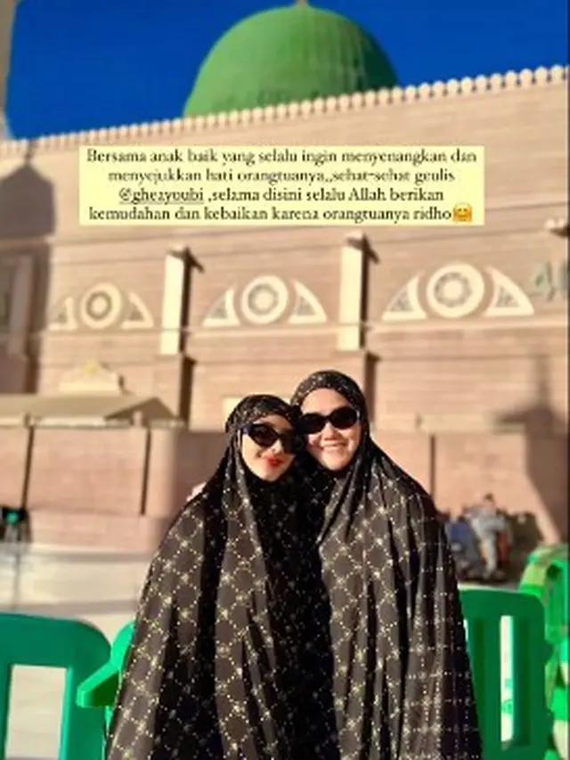 8 Potret Ghea Youbi Jalani Ibadah Umroh, Penampilan Berhijab Jadi Sorotan