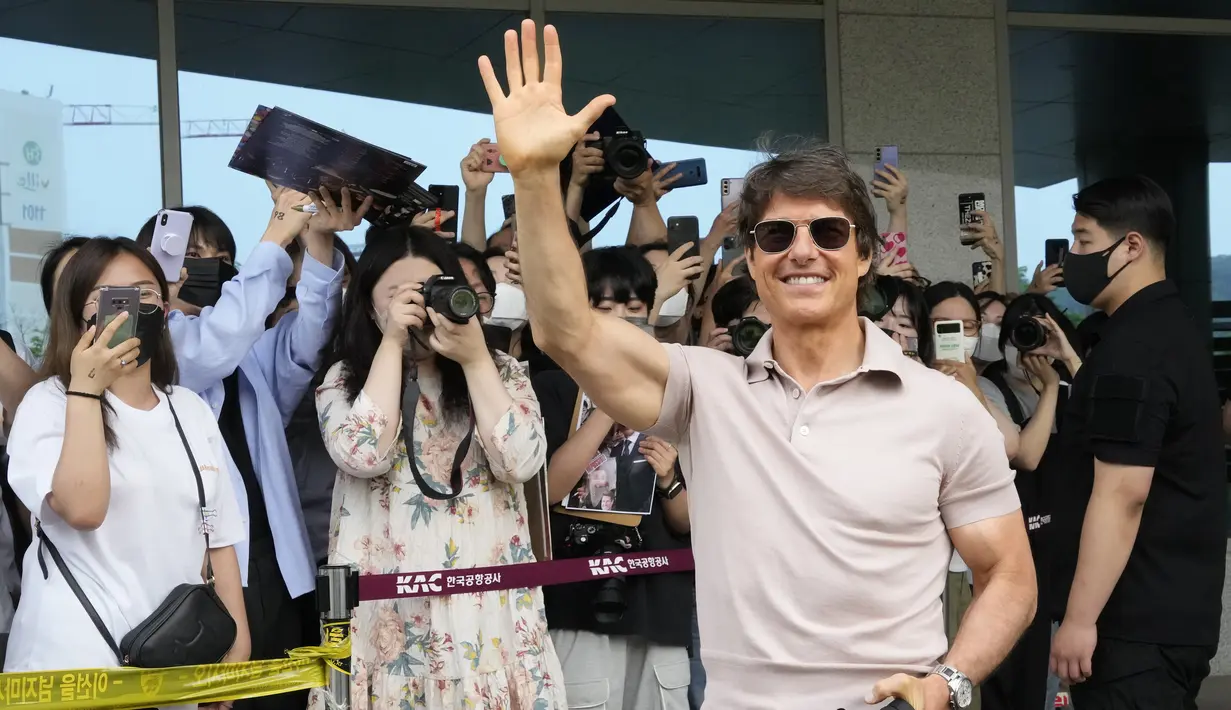 Aktor Hollywood Tom Cruise melambaikan tangan saat tiba untuk mempromosikan film terbarunya 'Top Gun: Maverick' di Bandara Gimpo di Seoul, Korea Selatan, Jumat (17/6/2022). Tom Cruise ke Korea untuk pertama kalinya semenjak pandemi Covid-19 merebak. (AP Photo/Ahn Young-joon)