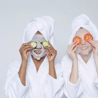 Ilustrasi orang yang menggunakan masker wajah, ternyata bisa memicu berbagai permasalahan kulit. Credits: pexels.com by Angela Roma