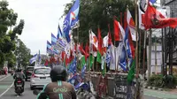 Polda Metro Jaya mendorong masyarakat untuk melaporkan ke pihak berwajib apabila menemukan Alat Peraga Kampanye (APK) seperti spanduk, bendera dan baliho yang mengganggu kenyaman berlalu lintas. (Liputan6.com/Herman Zakharia)
