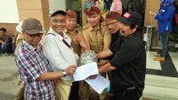 Kalangan guru di Bandung mengumpulkan koin untuk gugat Ridwan Kamil (Liputan6.com/Arie Nugraha)