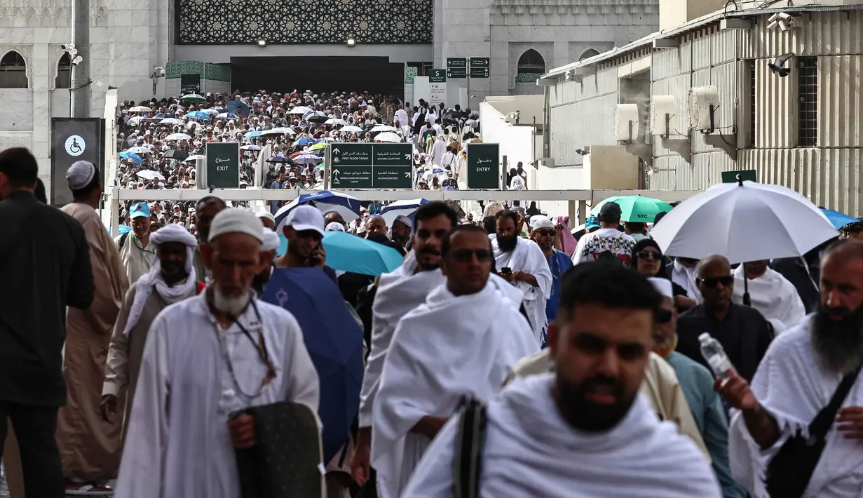 Para jamaah Muslim meninggalkan kompleks Masjidil Haram setelah menunaikan salat di kota suci Mekah pada Minggu 24 Mei 2026, menjelang ibadah haji tahunan. (Zain JAAFAR/AFP)
