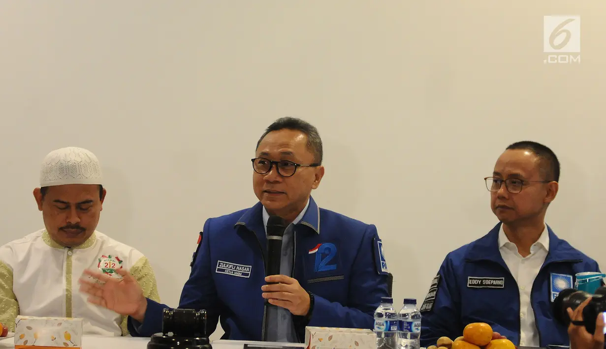 Ketua Umum PAN Zulkifli Hasan memberikan keterangan seusai bertemu Ketua PA 212 Slamet Maarif di Jakarta, Rabu (20/2). PAN akan memberikan bantuan hukum kepada Slamet dalam menghadapi kasus pidana pemilu di Jawa Tengah. (Liputan6.com/Herman Zakharia)