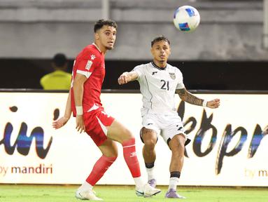 Bek Timnas Indonesia, Dean Ruben James (kanan) saat mengecoh pemain Lebanon pada laga FIFA Matchday yang berlangsung di Stadion Gelora Bung Tomo, Surabaya, Senin (8/9/2025) malam WIB. (Bola.com/Abdul Aziz)