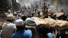 Warga mengevakuasi jenazah korban runtuhnya bangunan di Mumbai, India (31/8). Bangunan tua berlantai lima itu ambruk setelah dua hari kota Mumbai diguyur hujan lebat. (AP Photo / Rafiq Maqbool)