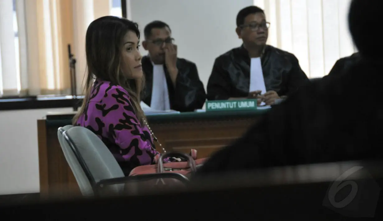 Terdakwa kasus suap SKK Migas Artha Meris Simbolon menjalani sidang dengan agenda tanggapan hakim atas eksepsi terdakwa, Jakarta, (2/10/14). (Liputan6.Com/Miftahul Hayat)