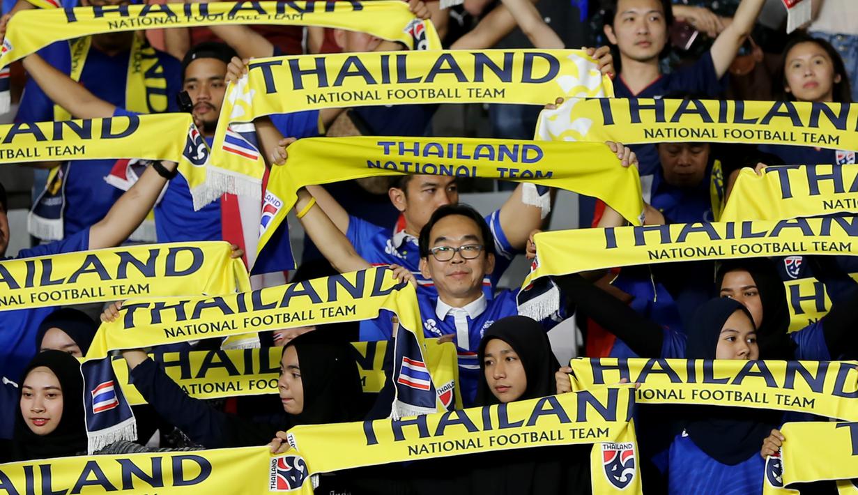 Suporter Thailand memberi dukungan saat melawan Indonesia pada laga kualifikasi Piala Dunia 2022 di SUGBK, Jakarta, Selasa (10/9). Indonesia takluk 0-3 dari Thailand. (Bola.com/M Iqbal Ichsan)