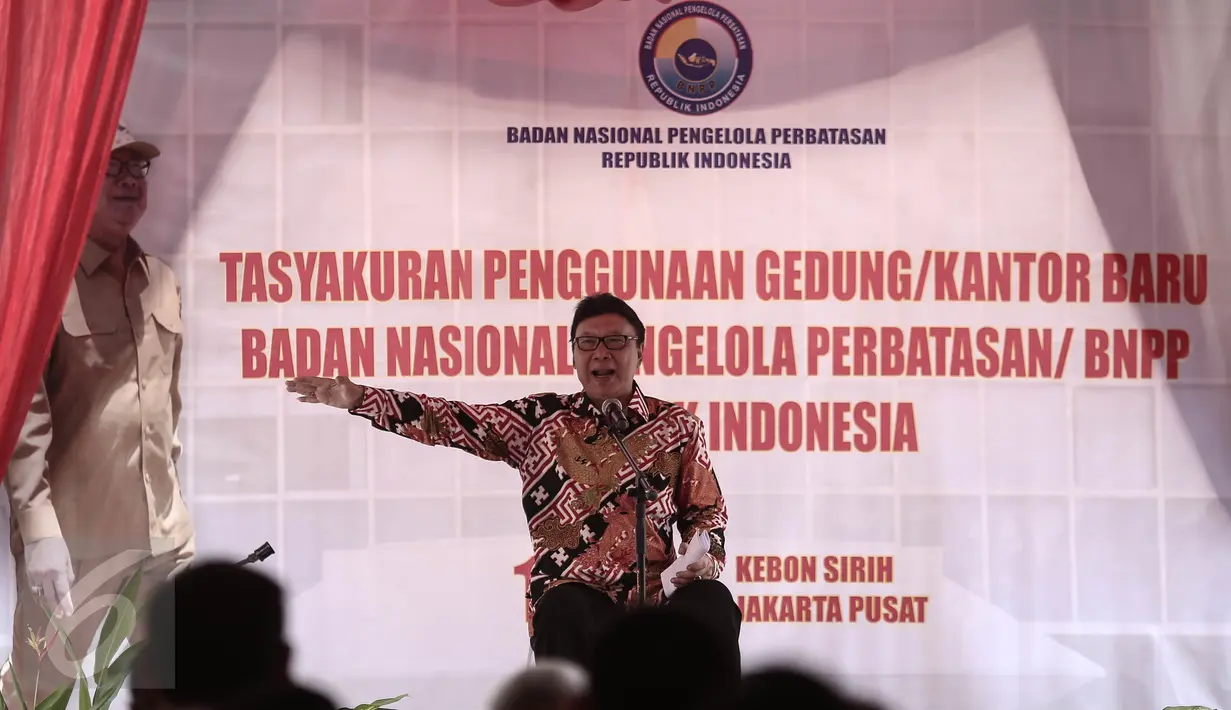 Mendagri Tjahjo Kumolo memberi sambutan pada peresmian Kantor Badan Nasional Pengelola Perbatasan (BNPP), Jakarta, Kamis (19/5). Keberadaan kantor baru itu diharap dapat memperlancar kordinasi BNPP dengan sejumlah stakeholders (Liputan6.com/Faizal Fanani)