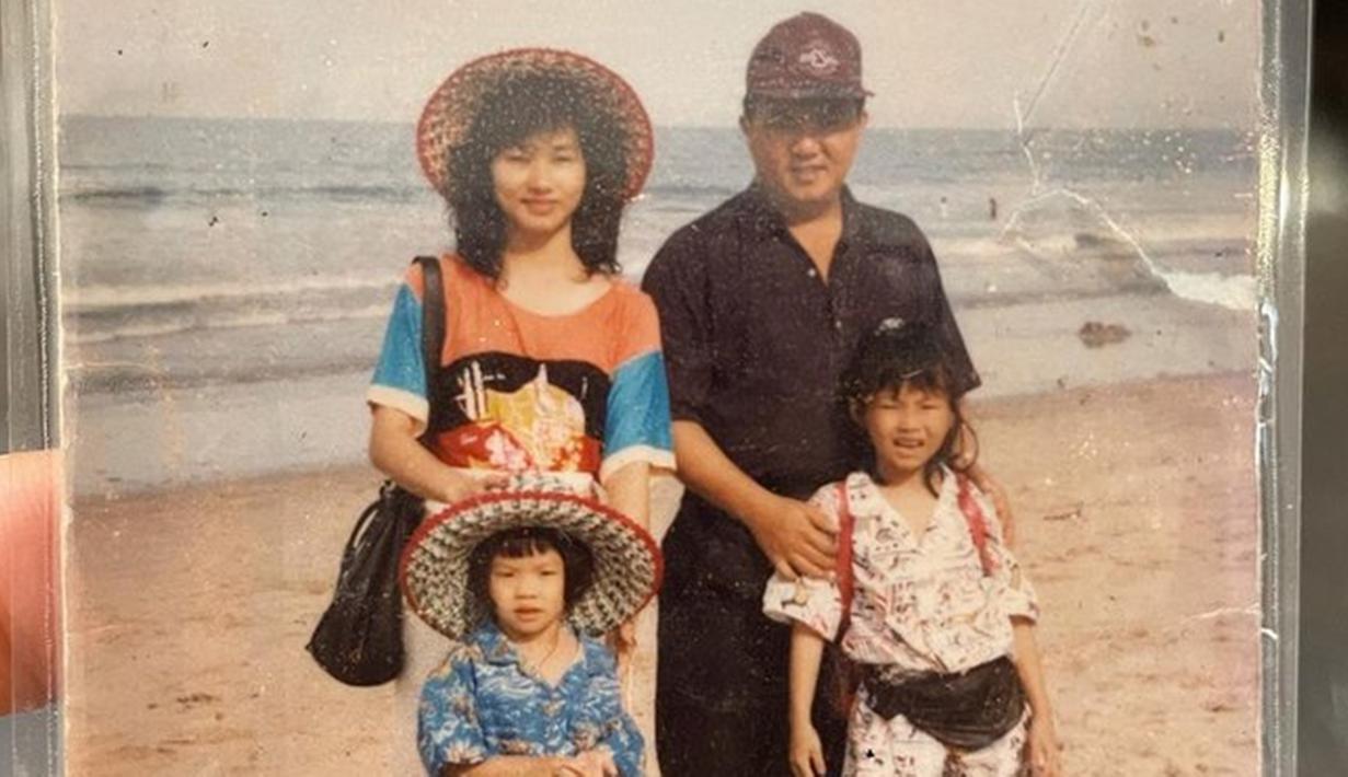 Lewat Instagram pribadinya, Sarwendah cukup sering mengunggah potret lawasnya. Kali ini, potret lawas wanita kelahiran 1989 itu saat masih kecil berhasil curi perhatian. Potret masa kecilnya yang imut itu disebut mirip dengan putri pertamanya, Thalia Putri Onsu. (Liputan6.com/IG/@sarwendah29)