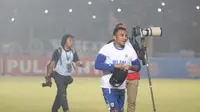 Pemain Persib Bandung Firman Utina saat merayakan gelar juara Final Piala Presiden 2015 di Stadion Gelora Bung Karno, Senayan, Jakarta, Minggu(18/10/2015). (Bola.com/Nicklas Hanoatubun).