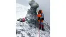 Seorang pendaki yang berpengalaman, Shekhar Babu, menemani Malavath Poorna menggapai puncak Everest bersama Anand Kumar. (AFP PHOTO/SOCIAL WELFARE RESIDENTIAL EDUCATIONAL INSTITUTIONS SOCIETY)