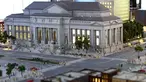 Miniatur dari Metropolitan Museum of Art di New York dipamerkan saat acara Gulliver’s Gate di Times Square, New York City, Senin (10/4). Pameran ini menampilkan miniatur dari situs dan tempat-tempat terkenal dari seluruh dunia. (AFP PHOTO / TIMOTHY A)