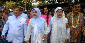 Nani Wijaya dan Ajip Rosidi telah resmi menjadi sepasang suami istri. Rona bahagia terpancar dari keduanya usai melangsungkan akad nikah di Masjid Agung Kasepuhan Cirebon, Minggu (16/4/2017). (Fathan Rangkuti/Bintang.com)