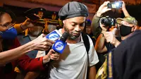 Mantan pemain timnas Brasil, Ronaldinho tiba di sebuah hotel untuk menjalani tahanan rumah di Asuncion, Paraguay, Selasa (7/4/2020). Ronaldinho dan kakaknya dijebloskan ke penjara pada 5 Maret 2020 lantaran menggunakan paspor palsu saat masuk ke Paraguay. (Norberto DUARTE / AFP)