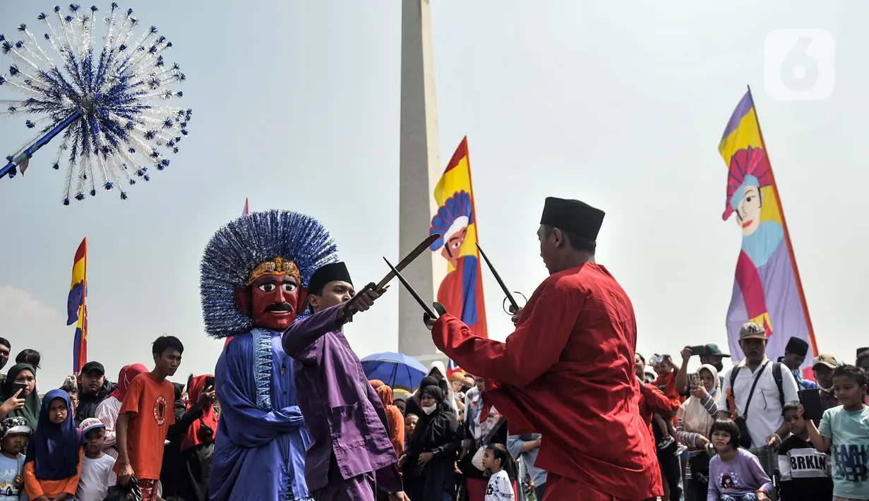<p>Warga menyaksikan penampilan kesenian palang pintu pada gelaran Lebaran Betawi di kawasan Monumen Nasional (Monas), Jakarta, Minggu (21/5/2023). (merdeka.com/Iqbal S. Nugroho)</p>